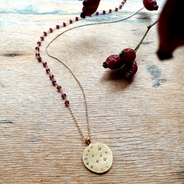 Hanka IN ilgas kaklo papuošalas su granatu ir cirkonio medalionu